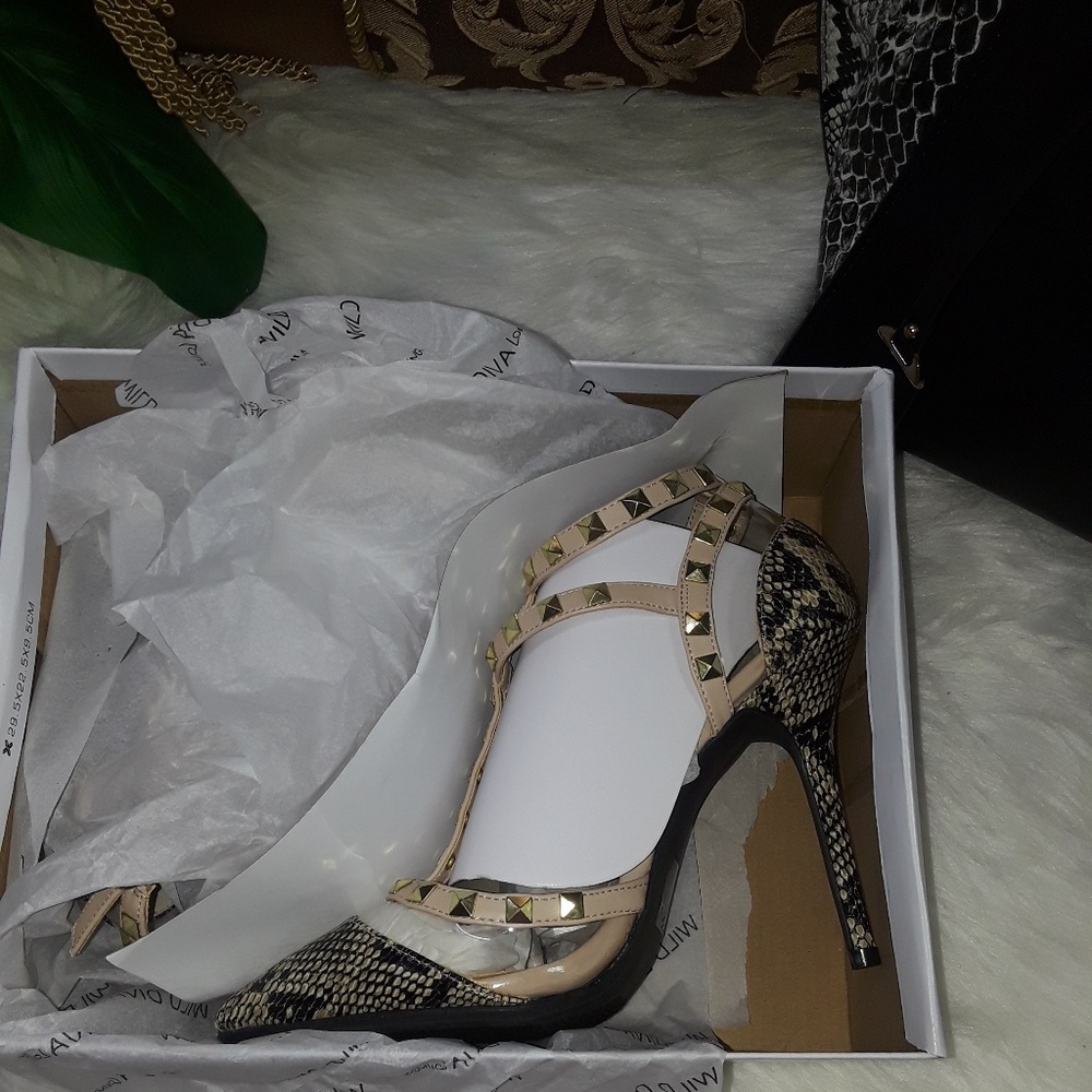 SOLD OUT Nude Skin T-Strap Studded Accent Point - Picture 7 of 8